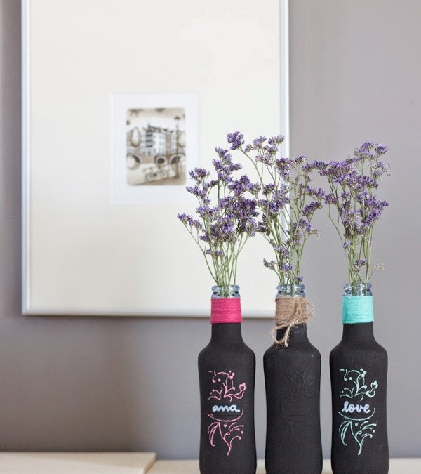 DIY: Recicla tus botellas de cristal y conviértelas en floreros de pizarra