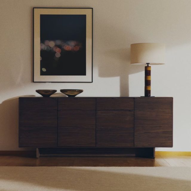 ✨ Diseño que combina elegancia y funcionalidad.
Este aparador en madera oscura aporta calidez y estilo a cualquier estancia, con líneas limpias y gran capacidad de almacenamiento.
Perfecto para quienes valoran el orden y el diseño contemporáneo.

Encuéntranos en:

Bell-lloc D’urgell : Camí/ de Torregrossa s/n
(KAVE HOME Partner)
Tel: 973 56 03 00

Lleida: Carrer Baró de Maials, 14
Tel: 973 22 19 42

#interiorismo #diseñonórdico #decoración #butaca #hogaracogedor #daicarmobel #daicarcontract #diseñointerior #Lleida #butacas #kavehome