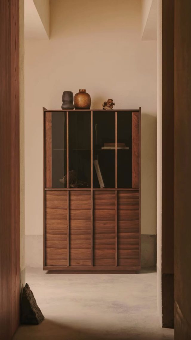 ✨ Onix | Elegancia en madera maciza de nogal ✨

Descubre la vitrina Onix, una pieza única que combina madera maciza de nogal y chapa en acabado oscuro, ideal para dar un toque de sofisticación y calidez a cualquier espacio. 

Encuéntranos en:

Bell-lloc D’urgell : C/ de Torregrossa s/n (KAVE HOME Partner)
Tel: 973 56 03 00

Lleida: rambla d’Aragó 25
Tel. 973 20 43 64

Lleida: Carrer Baró de Maials, 14
Tel: 973 22 19 42

#möbel #mobles #comedores #daicarmobel  #daicarcontract #kavehome #interiorismo #lleida
