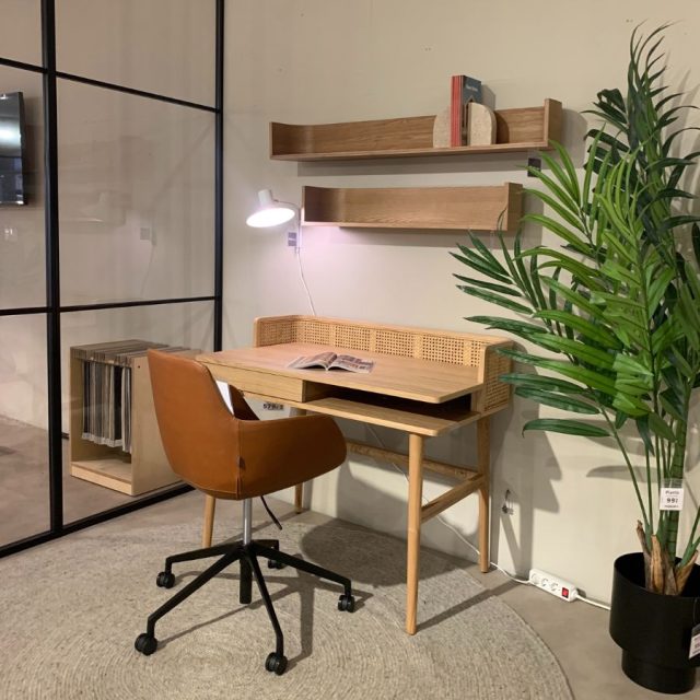 ✨ Un rincón que inspira productividad ✨
Transforma tu espacio de trabajo en un lugar donde la creatividad fluya con cada detalle: madera natural, líneas minimalistas y un toque verde para mantener la calma. 🌿📚

¿Quién más sueña con un home office así de acogedor? 💻🪴

#HomeOffice #DiseñoDeInteriores #EspaciosMinimalistas #Decoración #EstiloNórdico #daicarmobel #daicarcontract #daica #kavehome #lleida