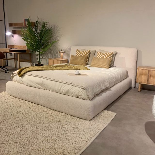 Crea el dormitorio de tus sueños con la colección Mailen y Martina. 🛏️ Con la versatilidad de nuestra elegante mesa de noche y la comodidad de una cama tapizada en tela de efecto borreguito, tu espacio se convertirá en un refugio acogedor y estiloso. 

Transforma tu hogar y disfruta del confort que mereces. 💫 ¡Descubre más en nuestras tienda! 

Encuéntranos en:

Bell-lloc D’urgell : C/ de Torregrossa s/n (KAVE HOME Partner)
Tel: 973 56 03 00

Lleida: rambla d’Aragó 25
Tel. 973 20 43 64

Lleida: Carrer Baró de Maials, 14
Tel: 973 22 19 42

#DecoraciónHogar #DormitorioAcogedor #EstiloYComodidad #ColecciónMailenMartina  #daicar #daicarmobel #daicarcontract #muebles #mueblesamedida #kavehome #daicarmobeloficial