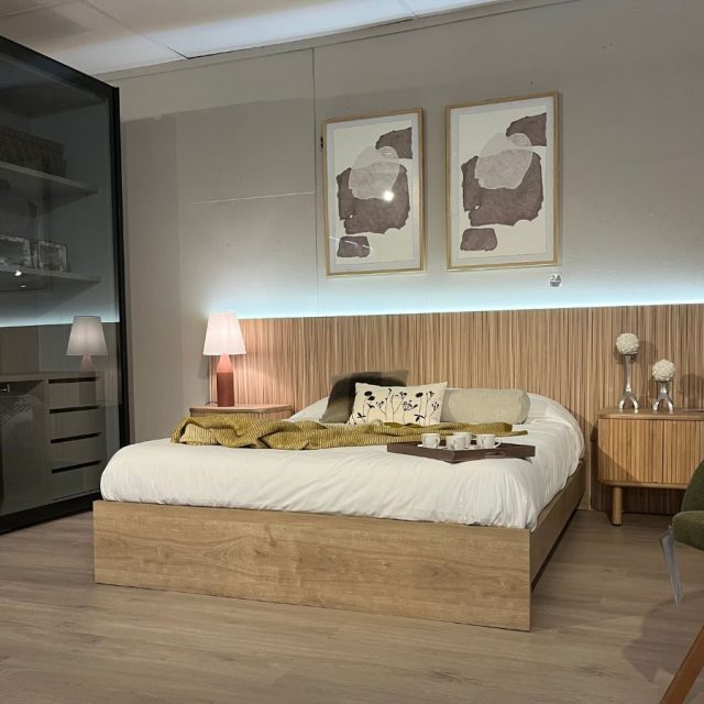 ✨ Dormitorio de ensueño ✨ La calidez de la madera, las texturas suaves y los detalles cuidados crean un ambiente perfecto para desconectar. Cada elemento, desde las mesitas hasta los cuadros y la iluminación, está pensado para transmitir calma y armonía. 🌿🛏️

Encuéntranos en:

Bell-lloc D’urgell : C/ de Torregrossa s/n (KAVE
HOME Partner)
Tel: 973 56 03 00

Lleida: rambla d’Aragó 25
Tel. 973 20 43 64

Lleida: Carrer Baró de Maials, 14
Tel: 973 22 19 42

#Decoració #Interiorisme #Dormitori #EstilNatural #Fusta #LlarAmbEncant #SlowLiving #CozyVibes #daicarmobel #daicar #muebleslleida #kavehome