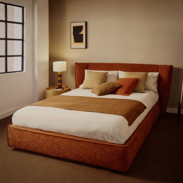 🛏️ Cama Arvian
Chenilla terracota 🤎, desenfundable y con canapé abatible para máximo confort y almacenamiento.
Para colchón 180 x 200 cm.

Diseño que se nota, descanso que se siente ✨

Encuéntranos en:

Bell-lloc D’urgell : Camí/ de Torregrossa s/n
(KAVE HOME Partner)
Tel: 973 56 03 00

Lleida: Carrer Baró de Maials, 14
Tel: 973 22 19 42

#Arvian #CanapéAbatible #DormitorioConEstilo #DescansoPerfecto #lleida #daicarmobel #mobel #muebles #kavehome #daicarcontract