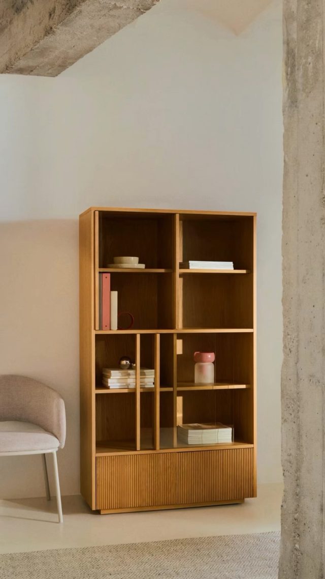 El comedor Helvine de chapa de roble natural, con cajones alistonados, es la combinación perfecta para llenar tu hogar de calidez y estilo. 🌿✨ @kavehome 

Encuéntranos en:

Bell-lloc D’urgell : C/ de Torregrossa s/n (KAVE HOME Partner)
Tel: 973 56 03 00

Lleida: rambla d’Aragó 25
Tel. 973 20 43 64

Lleida: Carrer Baró de Maials, 14
Tel: 973 22 19 42

#kavehome #daicarmobel #daicarmobeloficial #daicarcontract #diseño #calidez #comedor #Decoración #EstiloNatural #ComedorElegante